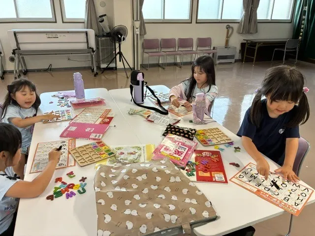 英語は耳から、そして文字へ！幼児・小学低学年向けコースが好評です（授業風景）